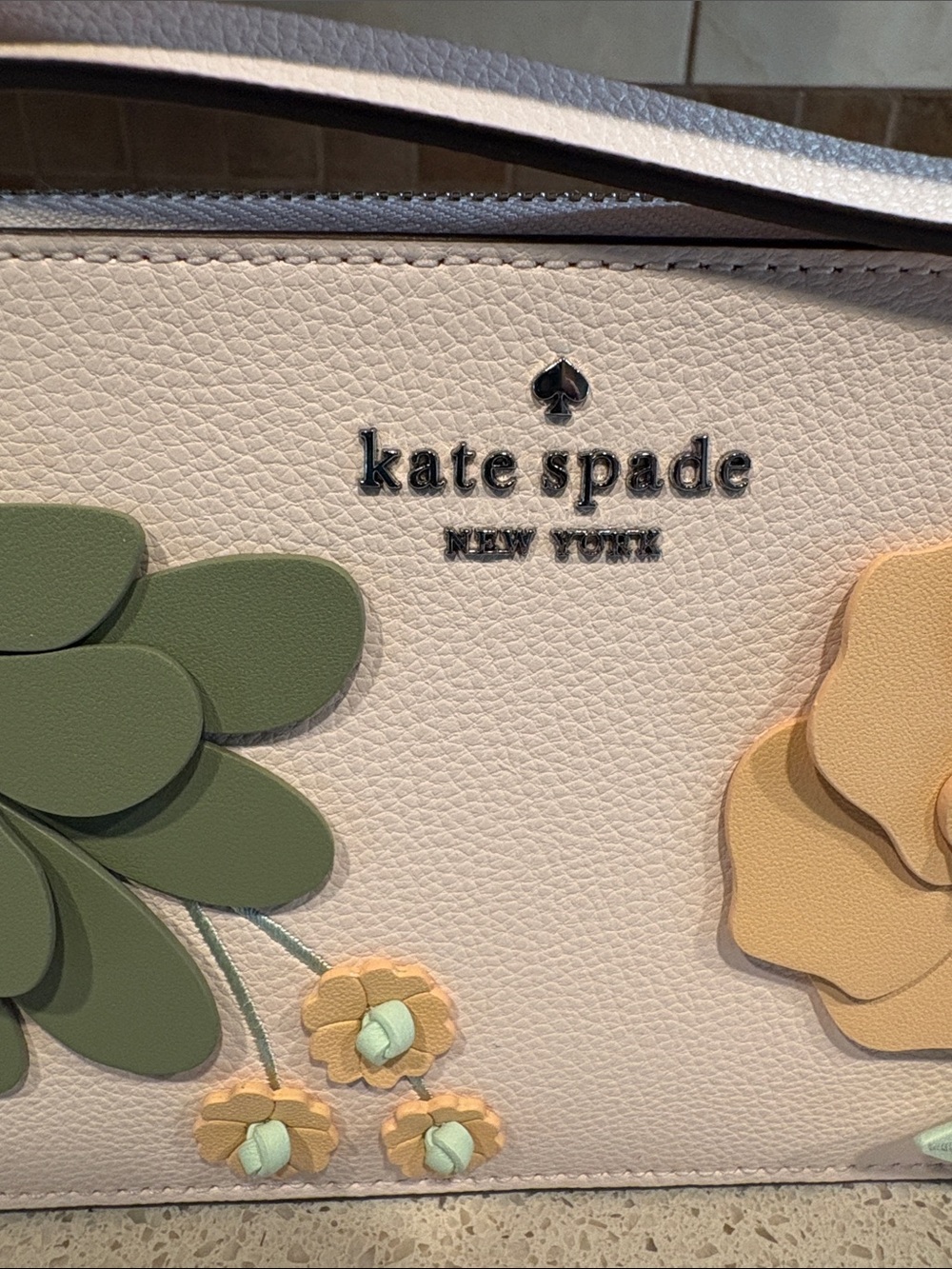 Kate Spade Lucy NWT Peach Pebbled Leather with Leather Floral Appliqué MSRP $169 - Picture 3 of 10
